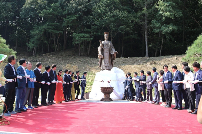 Nghi thức an vị tượng đài Vua Lý Thái Tổ tại xã Bonghwa, tỉnh Bắc Gyeongsang, Hàn Quốc, ngày 25/8. Ảnh: TTXVN
