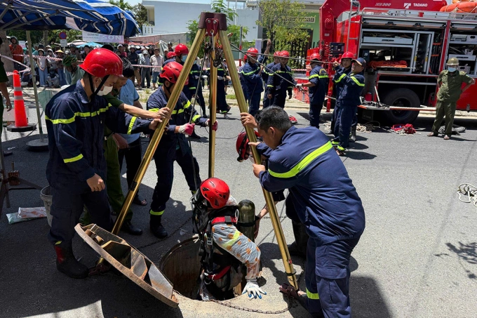 Cảnh sát cứu nạn cứu hộ triển khai đội hình để đưa thi thể hai nạn nhân tử vong lên bờ. Ảnh: Công an cung cấp
