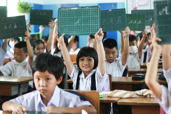 Học sinh và giáo viên trường tiểu học Đinh Tiên Hoàng, TP Thủ Đức, tháng 9/2023. Ảnh: Quỳnh Trần