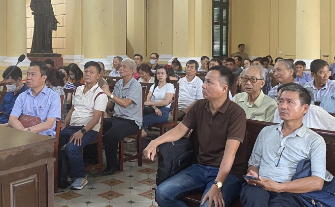 Cư dân theo dõi phiên xử tại tòa. Ảnh: Hải Duyên