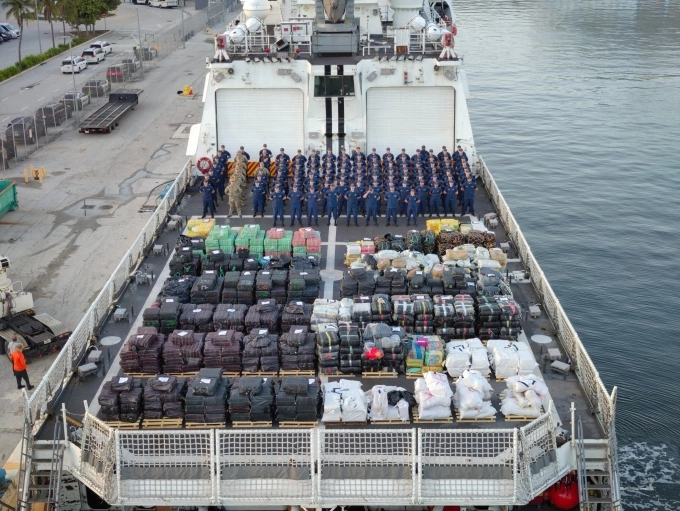 Tuần duyên Mỹ tiến hành bốc dỡ 34,5 tấn ma túy ở Florida, ngày 25/8. Ảnh: X/US Coast Guard