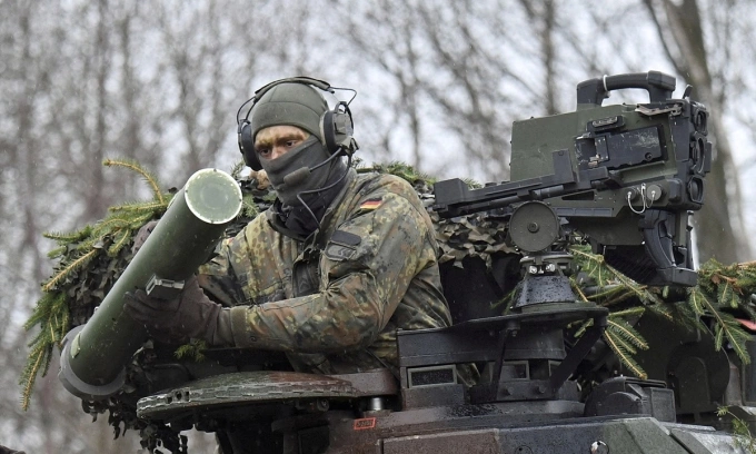 Một binh sĩ tham gia cuộc tập trận của NATO ở Marienberg, Đức, hồi năm 2023. Ảnh: Reuters