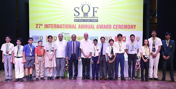 Học sinh nhận huy chương và bằng khen trong lễ trao giải thường niên của SOF. Ảnh: SOF