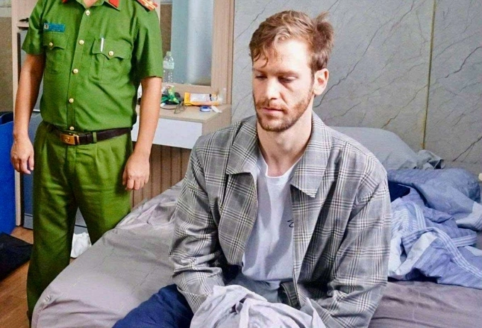 Nghi phạm West Dale James lúc bị bắt. Ảnh: Công an Đà Nẵng