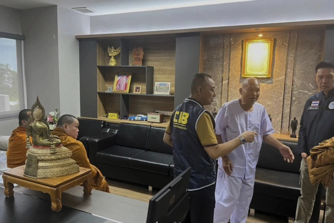 Nhà sư Alongkot (áo trắng) trao đổi với cảnh sát tại Bangkok, ngày 26/8. Ảnh: BP