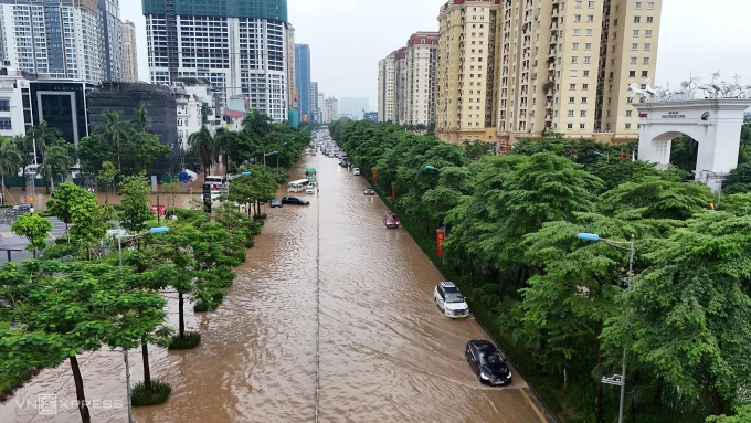 Đường Võ Chí Công ngập từ sáng đến chiều tối. Ảnh: Văn Ngọc