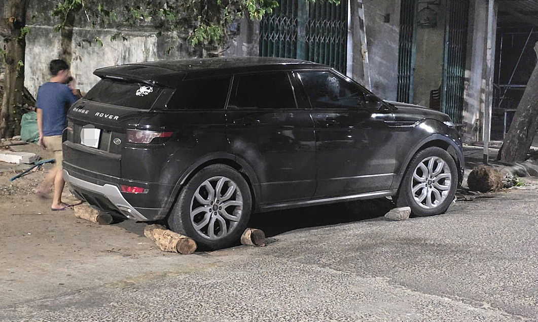 Ôtô 7 chỗ tông hai xe máy rồi bỏ chạy