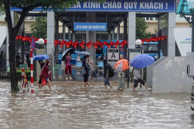 Mưa ngập trước bến xe Yên Nghĩa ngày 26/8. Ảnh: Gia Chính