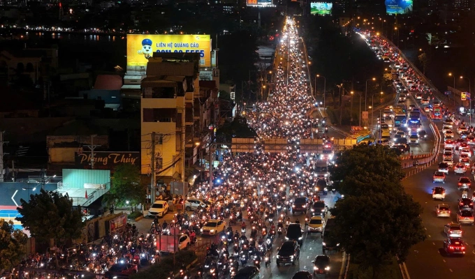 Phương tiện ken đặc cầu Bình Triệu 1 hướng về đường Phạm Văn Đồng. Ảnh: Đình Văn