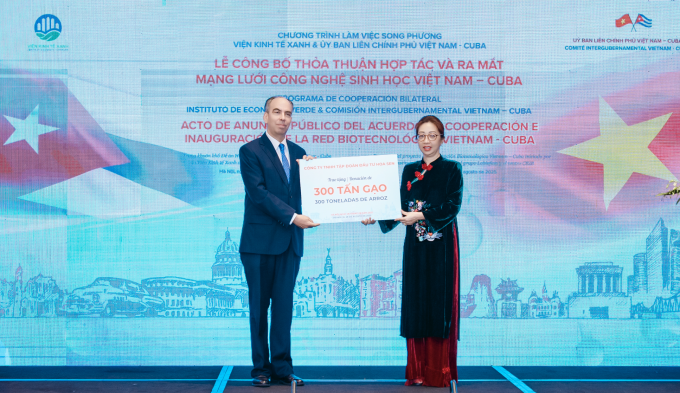 Đại diện doanh nghiệp Việt Nam trao 400 tấn gạo hỗ trợ nhân dân Cuba.