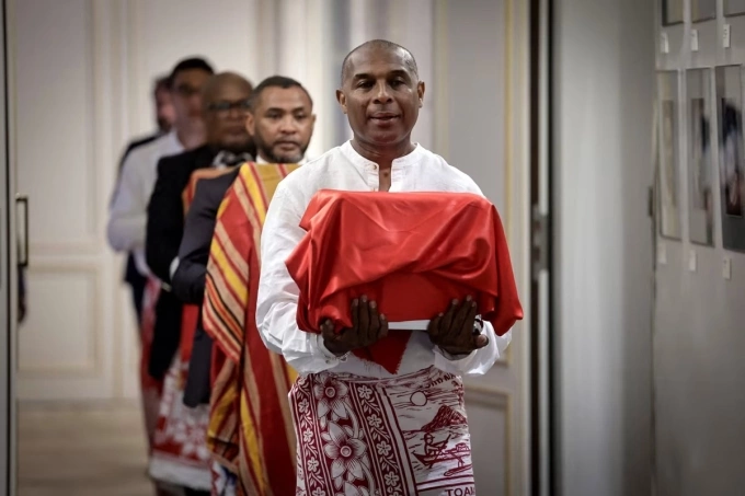 Ba hộp sọ được trao trả cho Madagascar tại trụ sở Bộ Văn hóa Pháp ở Paris ngày 26/8. Ảnh: AFP