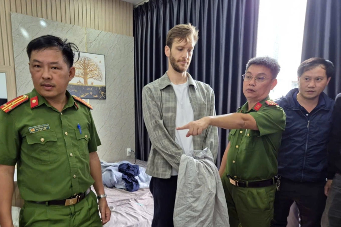 West Dale James bị bắt tại căn phòng thuê trọ, sau 14 giờ gây ra vụ cướp giữa trung tâm Đà Nẵng. Ảnh: Công an cung cấp