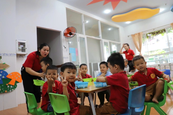 Cô và trò Trường mầm non Thanh Bình thuộc Khu lưu trú công nhân Thiên Phát, nằm trong Khu chế xuất Linh Trung II. Ảnh: Lê Tuyết