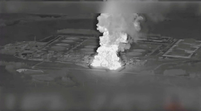 Khói bốc lên từ trạm bơm dầu Unecha trong vụ hỏa hoạn tại vùng Bryansk, Nga ngày 21/8. Ảnh: Reuters