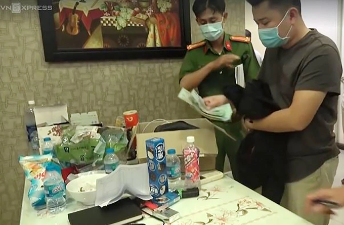 Huỳnh Long Bạch (áo thun) khi bị bắt. Ảnh cắt từ video