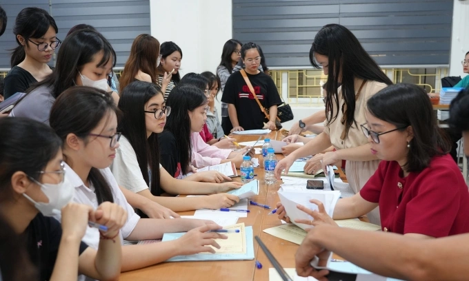 Tân sinh viên đến nhập học ở trường Đại học Khoa học Xã hội và Nhân văn, Đại học Quốc gia Hà Nội, hôm 26/8. Ảnh: USSH