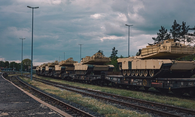 Xe tăng M1A1 Abrams của Mỹ phục vụ huấn luyện binh sĩ Ukriane được chuyển tới Grafenwoehr, Đức tháng 5/2023. Ảnh: US Army