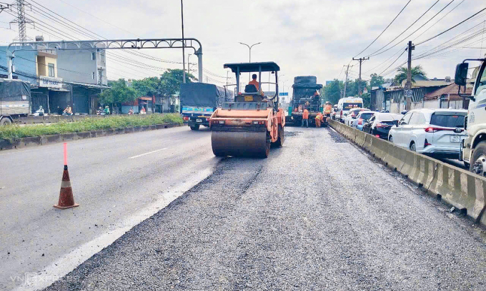 Đơn vị quản lý sửa chữa đoạn đường hư hỏng nặng qua phường Long Hưng sáng 29/8. Ảnh: Phước Tuấn