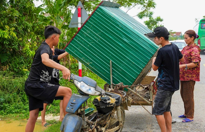Người dân xã Tân Kỳ di chuyển tài sản lên chỗ cao, đề phòng các trận mưa sắp tới gây ngập lụt. Ảnh: Đức Hùng