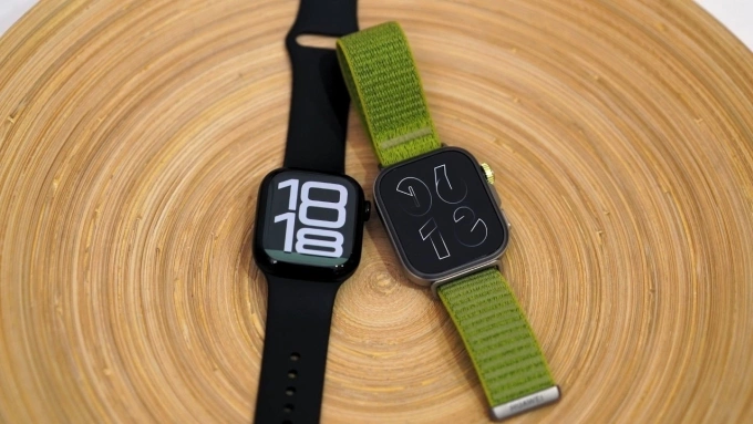 Apple Watch Series 10 và Huawei Watch Fit 4 Pro. Ảnh: yugatech