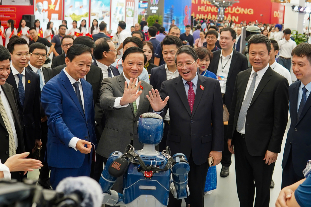Robot 'đổ bộ' triển lãm thành tựu đất nước
