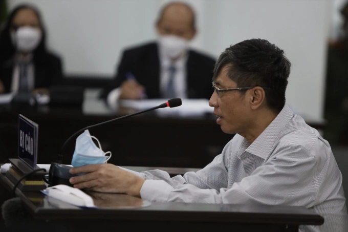 Cựu chủ tịch UBND tỉnh Khánh Hòa Lê Đức Vinh trong phiên tòa tháng 4/2022, liên quan sai phạm tại dự án sinh thái Cửu Long Sơn Tự và biệt thự sông núi Vĩnh Trung, phá vỡ quy hoạch trên núi Chín Khúc. Ảnh: Xuân Hoa