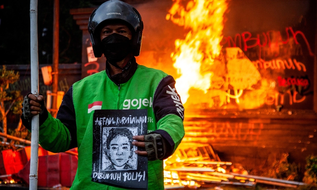 Biểu tình rung chuyển Indonesia sau vụ xe cảnh sát cán chết người