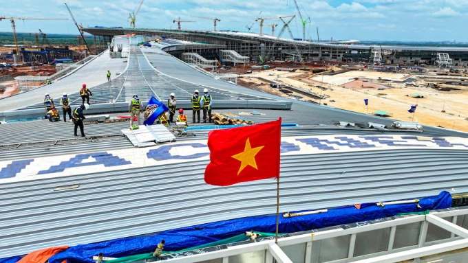Công nhân thi công mái nhà ga hành khách sân bay Long Thành. Ảnh: Phước Tuấn