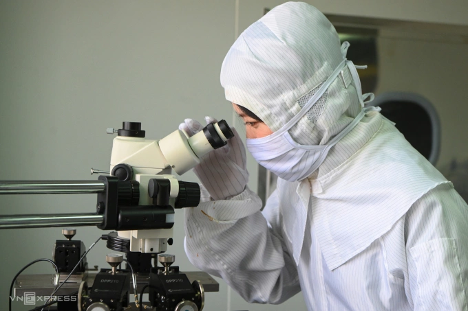 Sinh viên trải nghiệm thực tế tại Phòng sạch, Trung tâm Nano và Năng lượng, trường Đại học Khoa học Tự nhiên, Đại học Quốc gia Hà Nội, nơi đào tạo và nghiên cứu về bán dẫn. Ảnh: Giang Huy