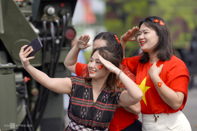 Người dân tham quan triển lãm 80 năm thành tựu đất nước, ngày 28/8/2025. Ảnh: Nguyễn Đông