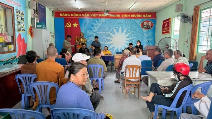 Người dân chờ nhận tiền quà dịp 2/9 tại UBND phường Dĩ An, sáng 1/9. Ảnh: Lê Tuyết