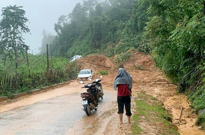 Hiện trường ba chiếc ô tô bị đất đá suýt vùi lấp sáng nay. Ảnh: Lam Sơn