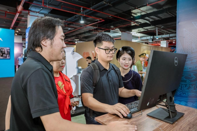 Khách tham quan trải nghiệm sản phẩm Gosu. Ảnh: Gosu