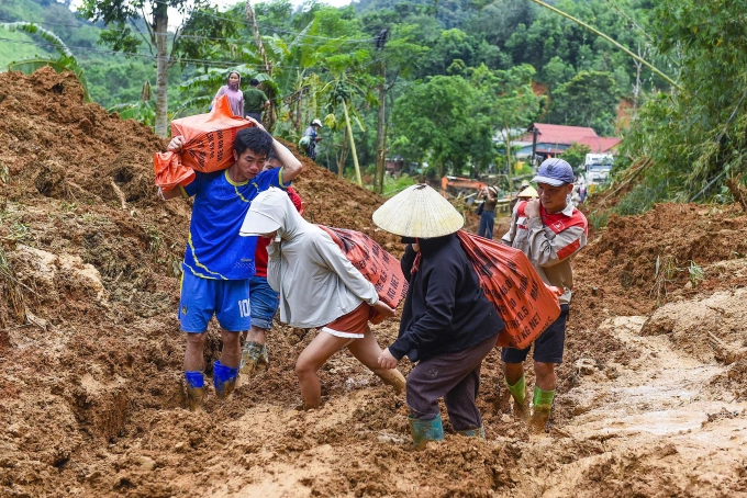 Nhiều tuyến đường ở xã Yên Nhân bị sạt lở, chia cắt nên chính quyền đang cử các tổ công tác đi cứu trợ và phát quà cho người dân. Ảnh: Lam Sơn