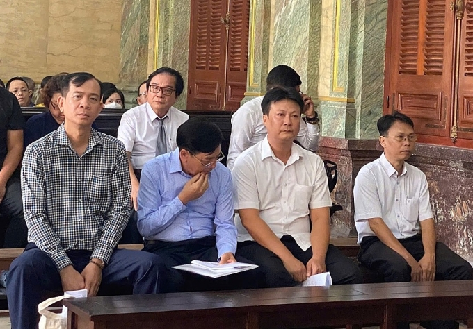 Một số bị cáo (hàng đầu) là cựu cán bộ được cho tại ngoại tham dự phiên tòa sơ thẩm. Ảnh: Bình Nguyên
