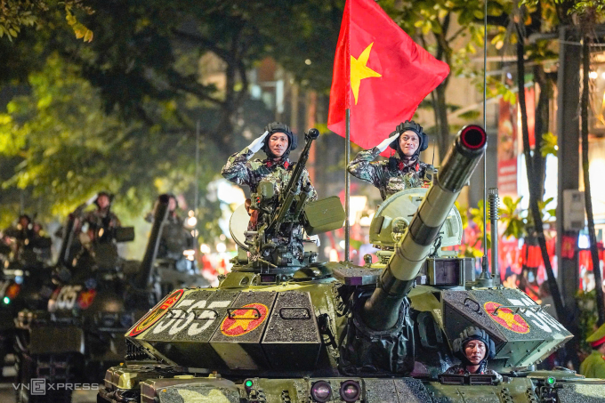 Xe tăng T-54B cải tiến, do Việt Nam tự hiện đại hóa, dẫn đầu khối xe tăng T-54/55. Ảnh: Nguyễn Đông