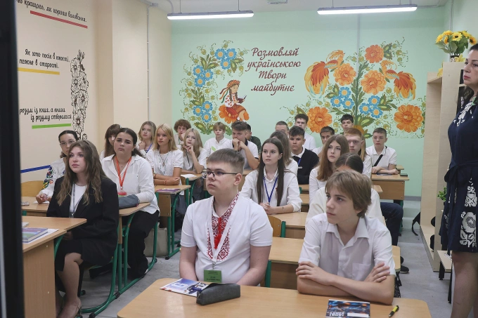 Một lớp học trong trường ngầm ở Kharkov, Ukraine, ngày 1/9. Ảnh: Reuters