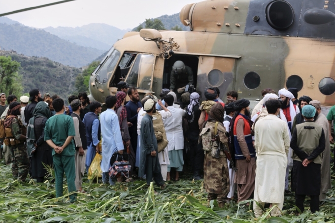 Trực thăng quân sự Afghanistan đưa hàng viện trợ đến tỉnh Kunar và chuyển người bị thương về các bệnh viện ở đồng bằng ngày 2/9. Ảnh: AP Trực thăng quân sự Afghanistan đưa hàng viện trợ đến tỉnh Kunar và chuyển người bị thương về các bệnh viện ở đồng bằng ngày 2/9. Ảnh: AP