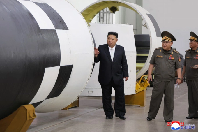 Lãnh đạo Triều Tiên Kim Jong-un thăm viện nghiên cứu động cơ tên lửa hôm 1/9. Ảnh: KCNA