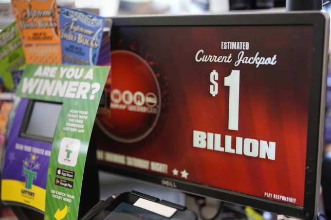 Màn hình quảng cáo Powerball ước tính giải độc đắc 1 tỷ USD tại cửa hàng ở Tennessee, ngày 29/8. Ảnh: AP