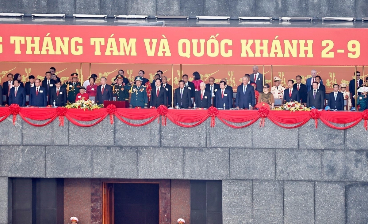 Lãnh đạo, nguyên lãnh đạo Đảng, Nhà nước và khách quốc tế trên lễ đài. Ảnh: TTXVN