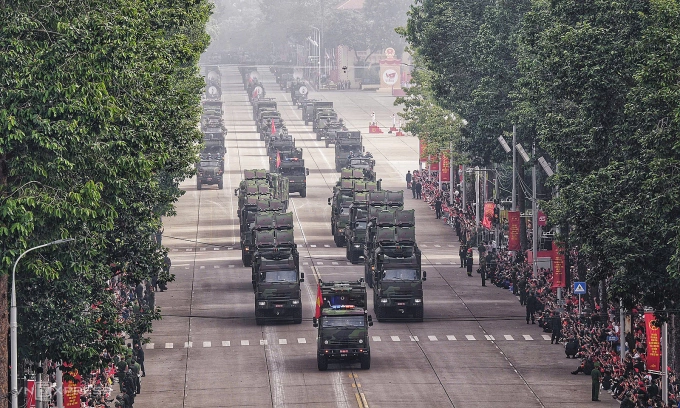 Tổ hợp tên lửa Trường Sơn do Việt Nam phát triển, theo sau là các hệ thống phòng không trên đường Hùng Vương ngày 2/9. Ảnh: Ngọc Thành