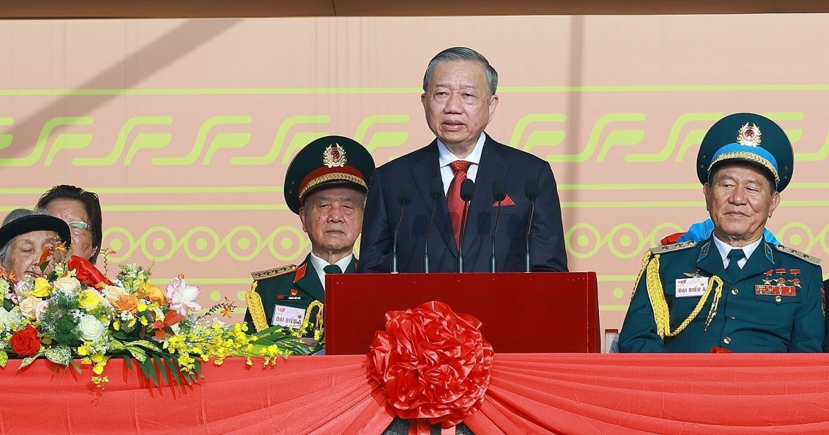 Tổng Bí thư Tô Lâm đọc diễn văn khai mạc trên lễ đài, hai bên ông là các mẹ Việt Nam anh hùng, nguyên Bộ trưởng Quốc phòng Phạm Văn Trà và trung tướng - anh hùng phi công Phạm Tuân. Ảnh: TTXVN