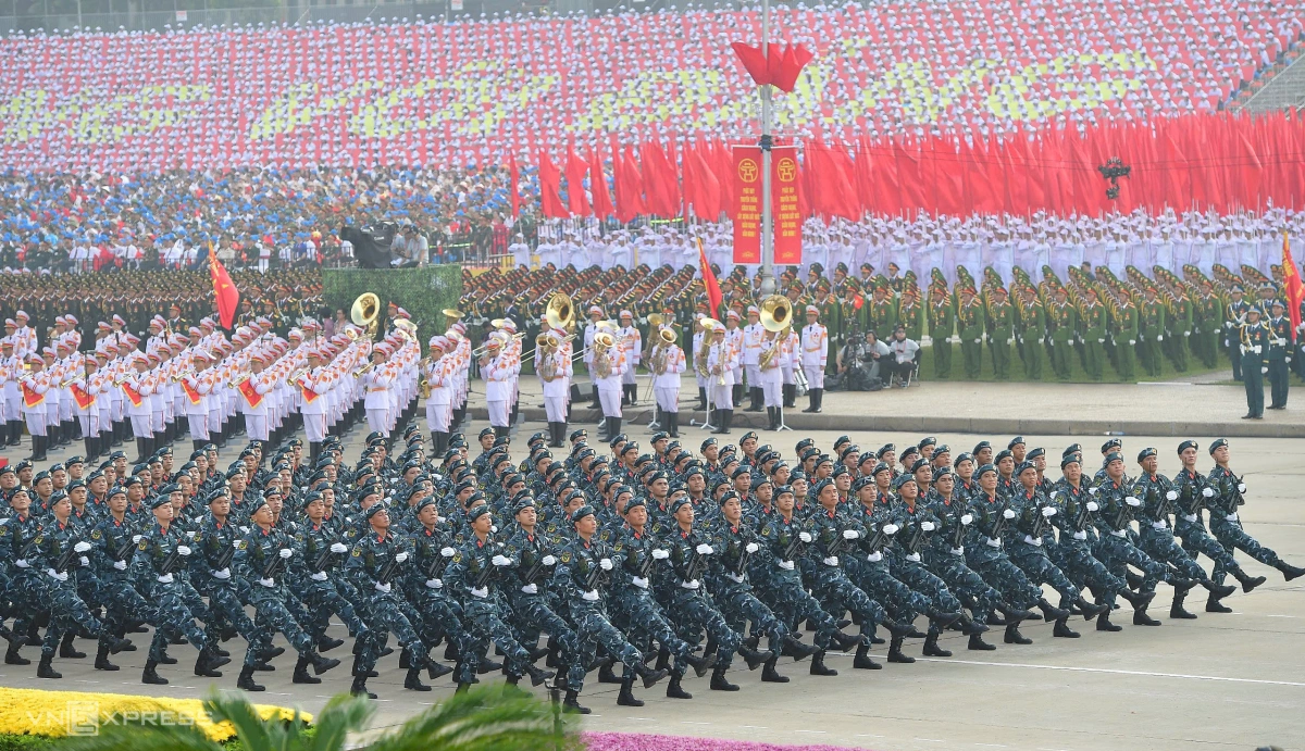 Khối Tác chiến Không gian mạng qua lễ đài. Ảnh: Thanh Tùng