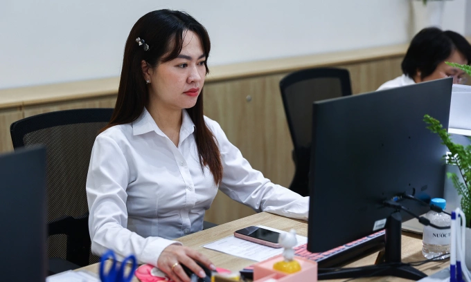 Cán bộ giải quyết thủ tục hành chính cho người dân tại Trung tâm hành chính công phường Thủ Đức, TP HCM, tháng 7/2025. Ảnh: Quỳnh Trần