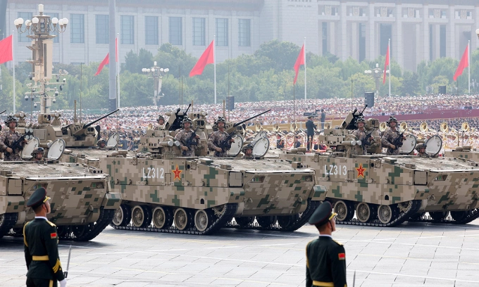 Thiết giáp Trung Quốc trong lễ duyệt binh tại Bắc Kinh ngày 3/9. Ảnh: Reuters