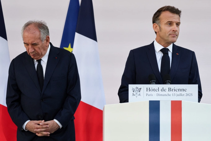 Thủ tướng Pháp Francois Bayrou (trái) và Tổng thống Emmanuel Macron phát biểu tại Paris ngày 13/7. Ảnh: AFP