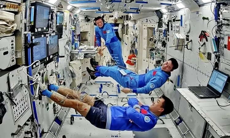 Máy giặt cho phi hành gia chỉ dùng sương mù và ozone