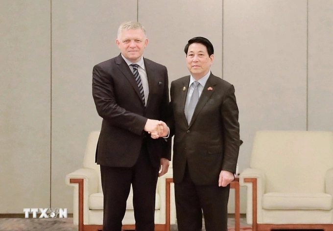 Chủ tịch nước Lương Cường bắt tay Thủ tướng Slovakia Robert Fico. Ảnh: TTXVN