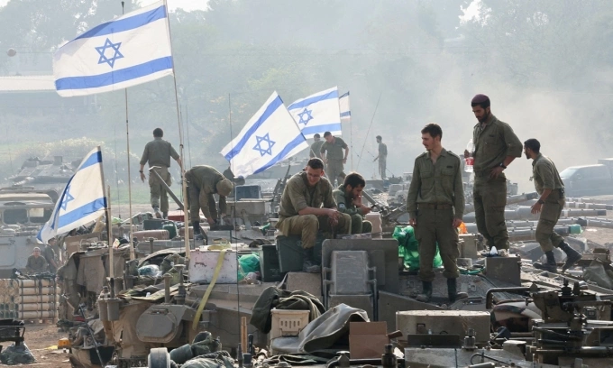 Lính Israel nghỉ ngơi trên xe tăng gần biên giới Dải Gaza ở miền nam đất nước hồi tháng 1/2024. Ảnh: Reuters